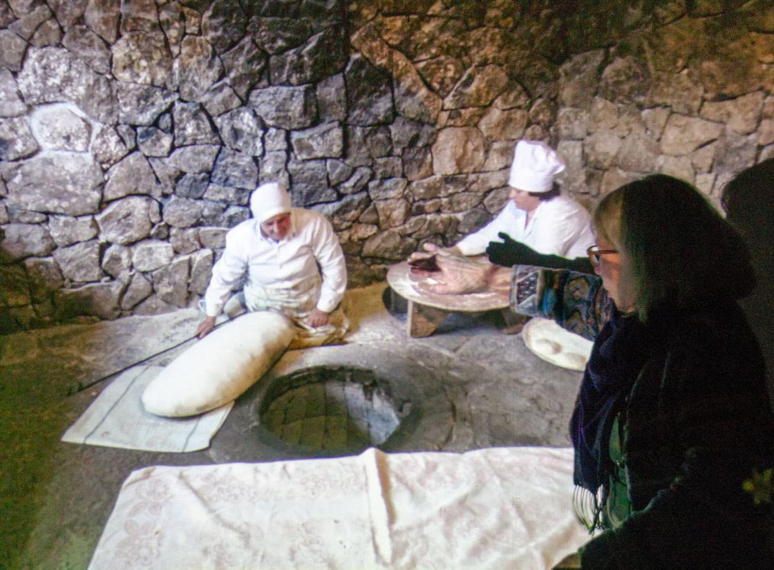 Tradisjonsbakst, brødleiven slenges mot den varme veggen i ovnsgryten.