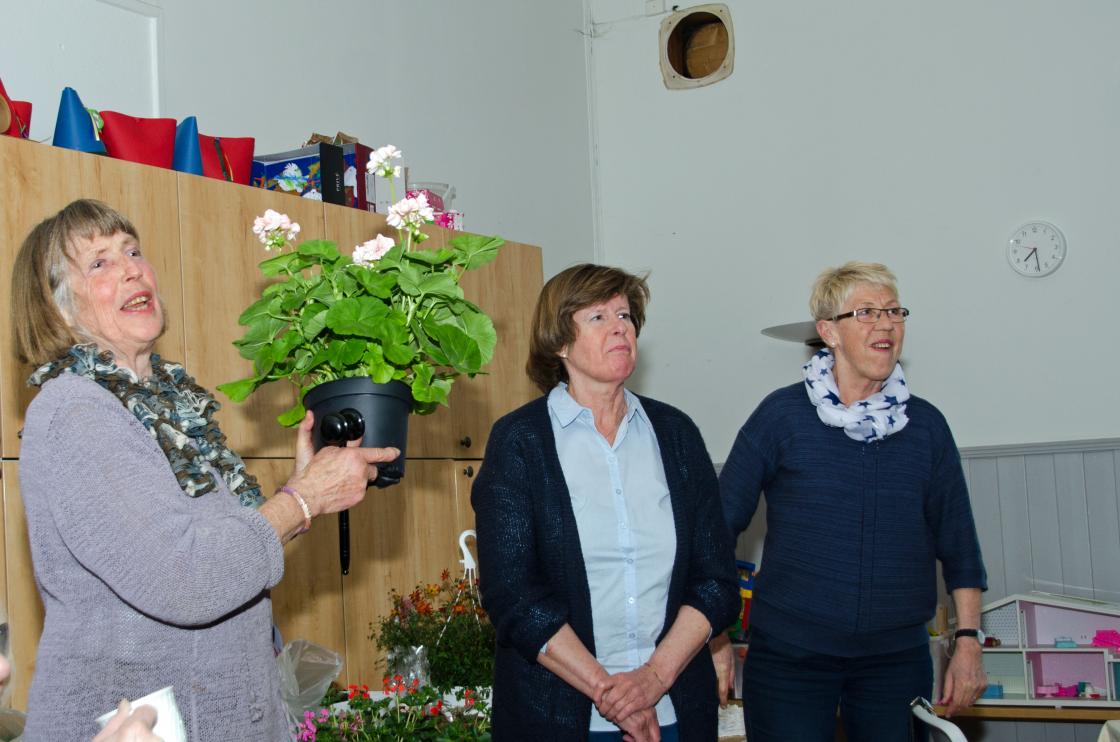 Anne O. Fuller er auksjonarius, men Wenche Torsøe og Inger Johanne Amundsen