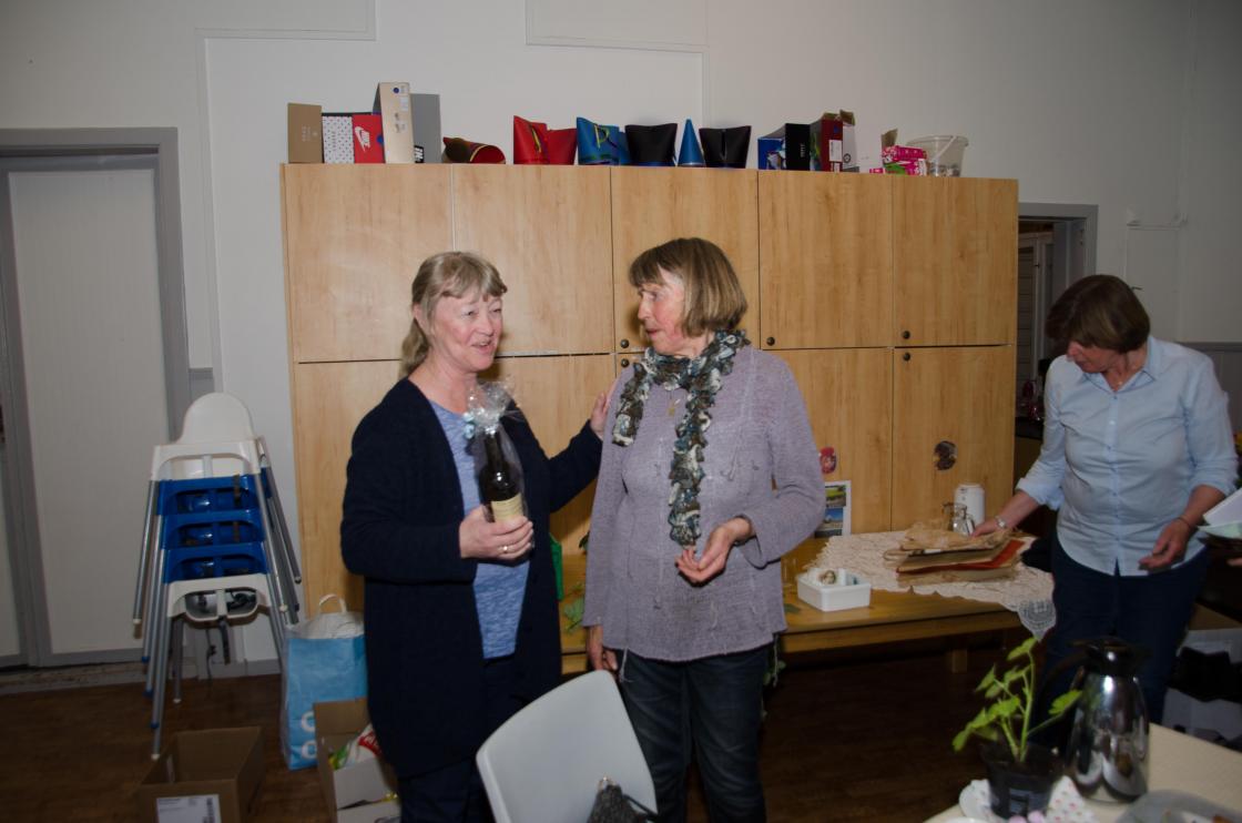 Leder, Marit Samland takker Anne O. Fuller for en flott auksjon