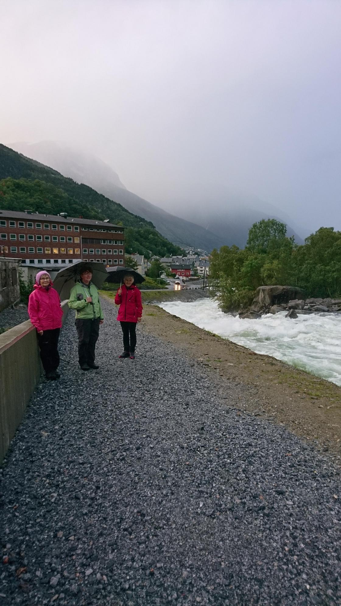 Anny, Liv og Henrikke og Evelyn som fotograf. Det fins ikkje dårleg ver, berre dårlege kler.