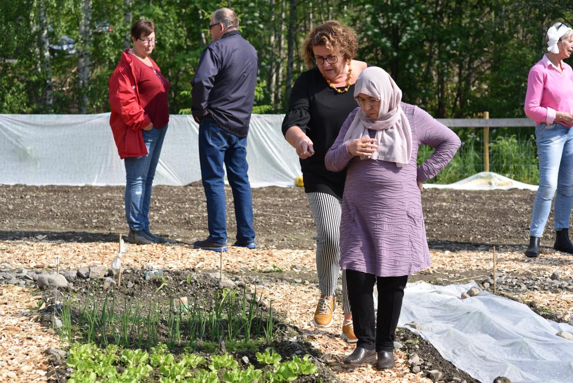 Neima Adel fra Syria viser fram sin parsell. Foto: Helle Cecilie Berger.