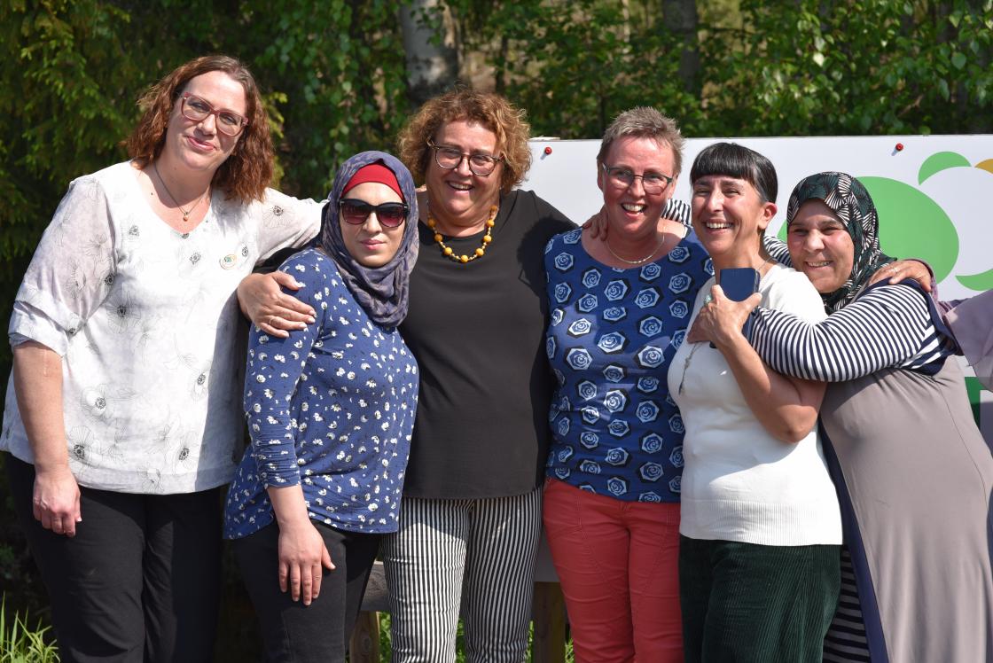 Ellen Krageberg møter deltagere i KvinnerUT som gjennomføres i regi av Ringsaker Bygdekvinnelag, sammen med Mat- og Landbruksminister Olaug Bollestad. Foto: Helle Cecilie Berger.