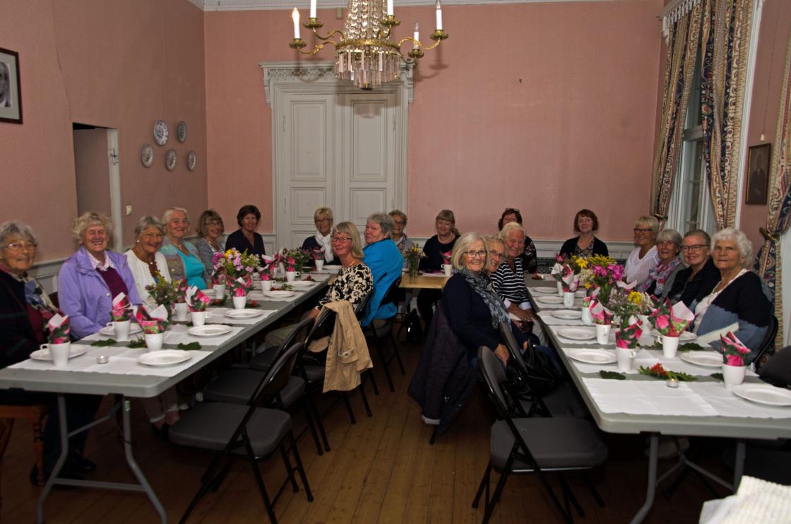 Vertinnene har dekket et nydelig bord og bakt deilig bakst