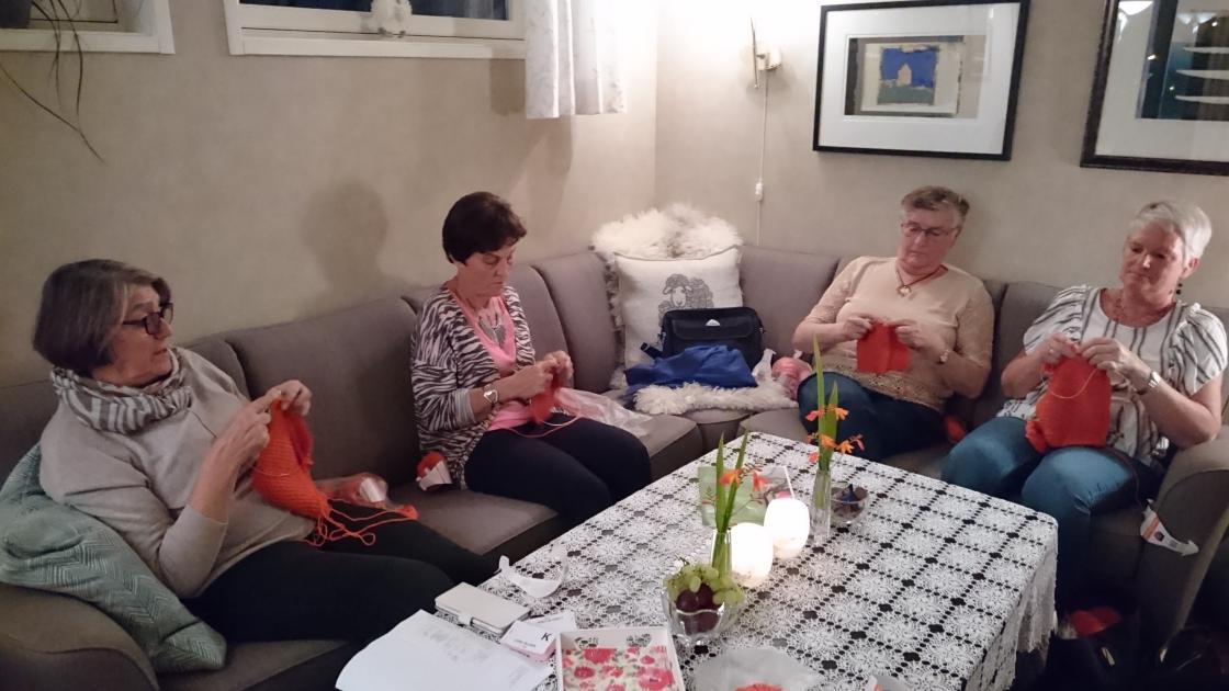 Her går det unna med strikkinga.