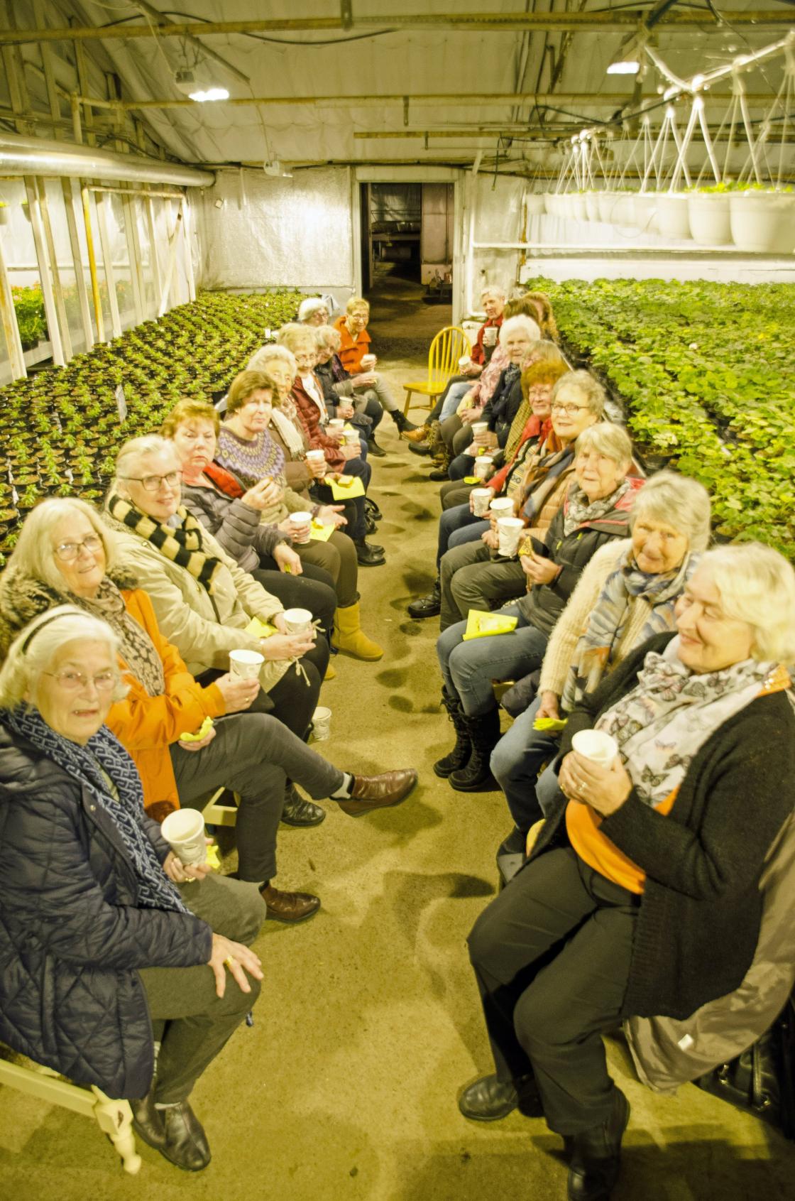 Damene satt lydhøre og fikk kanskje noen nye tips til hage og balkong planter