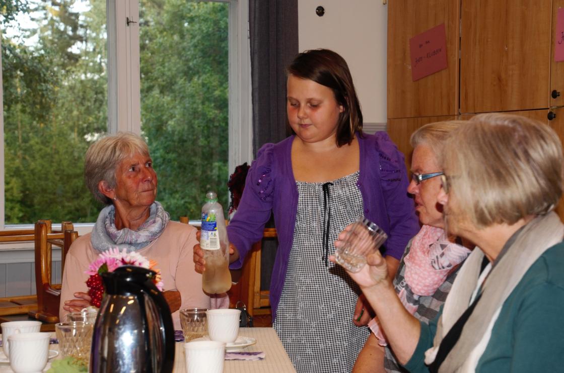 Rebeca serverer oss saft fra bjørkeblader
