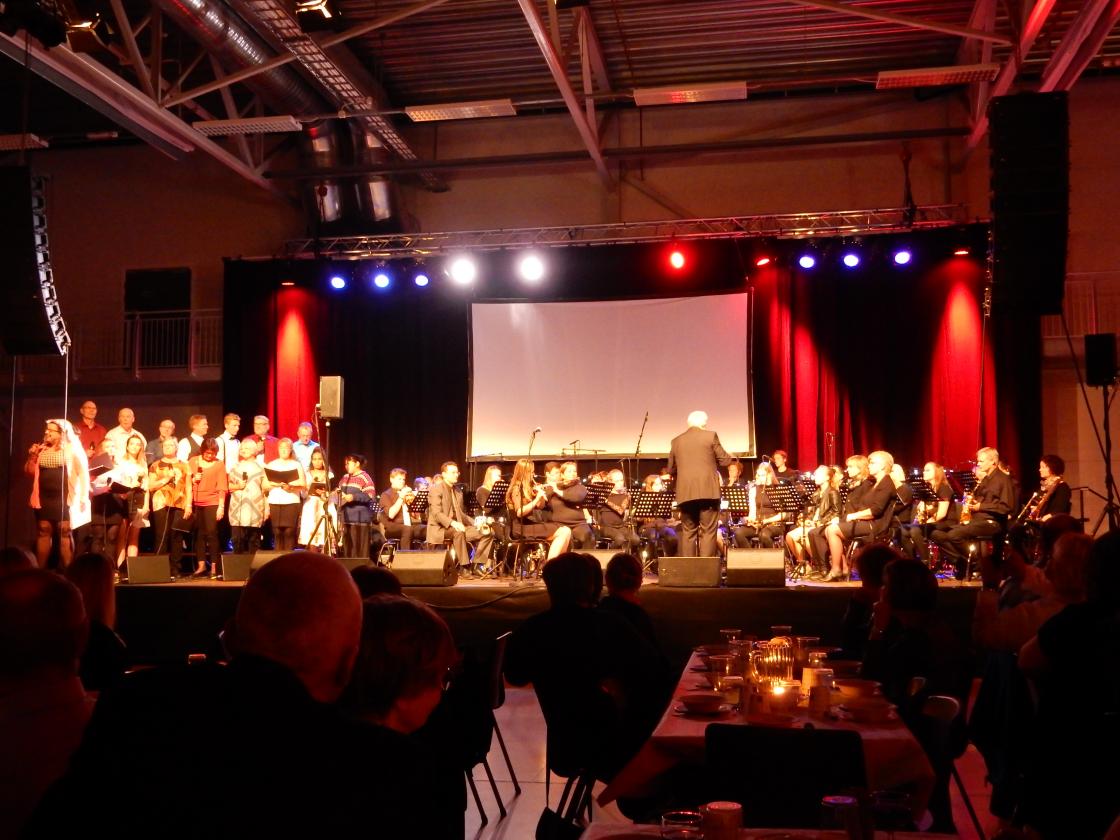 Korps og prosjektkor på stor scene.