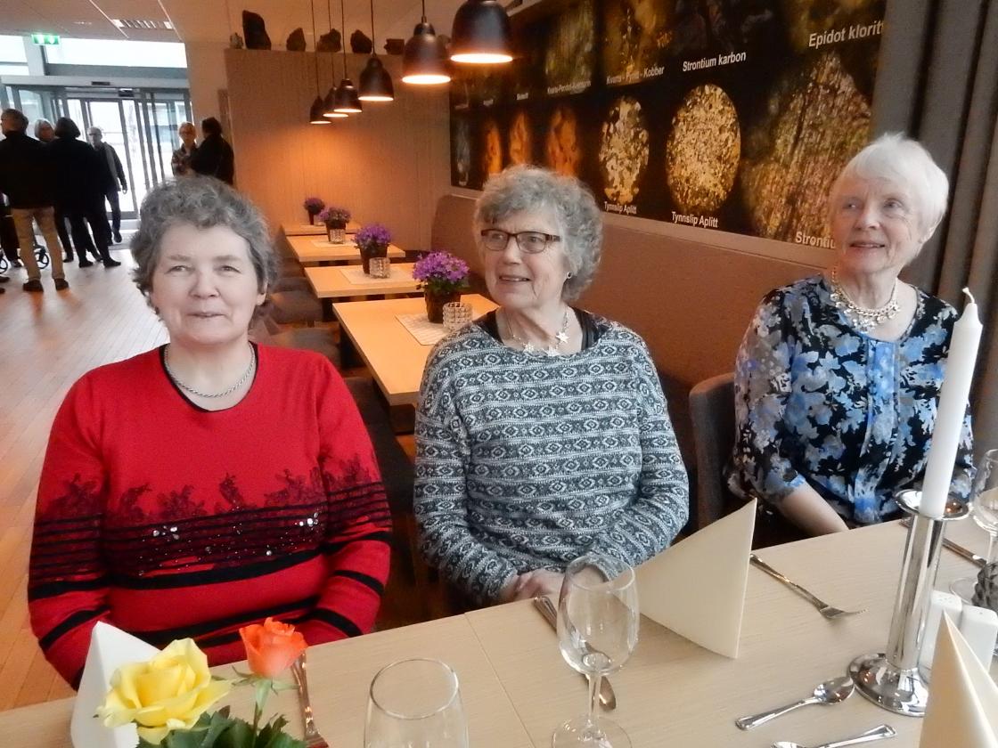 Fornøgde bygdekvinner.