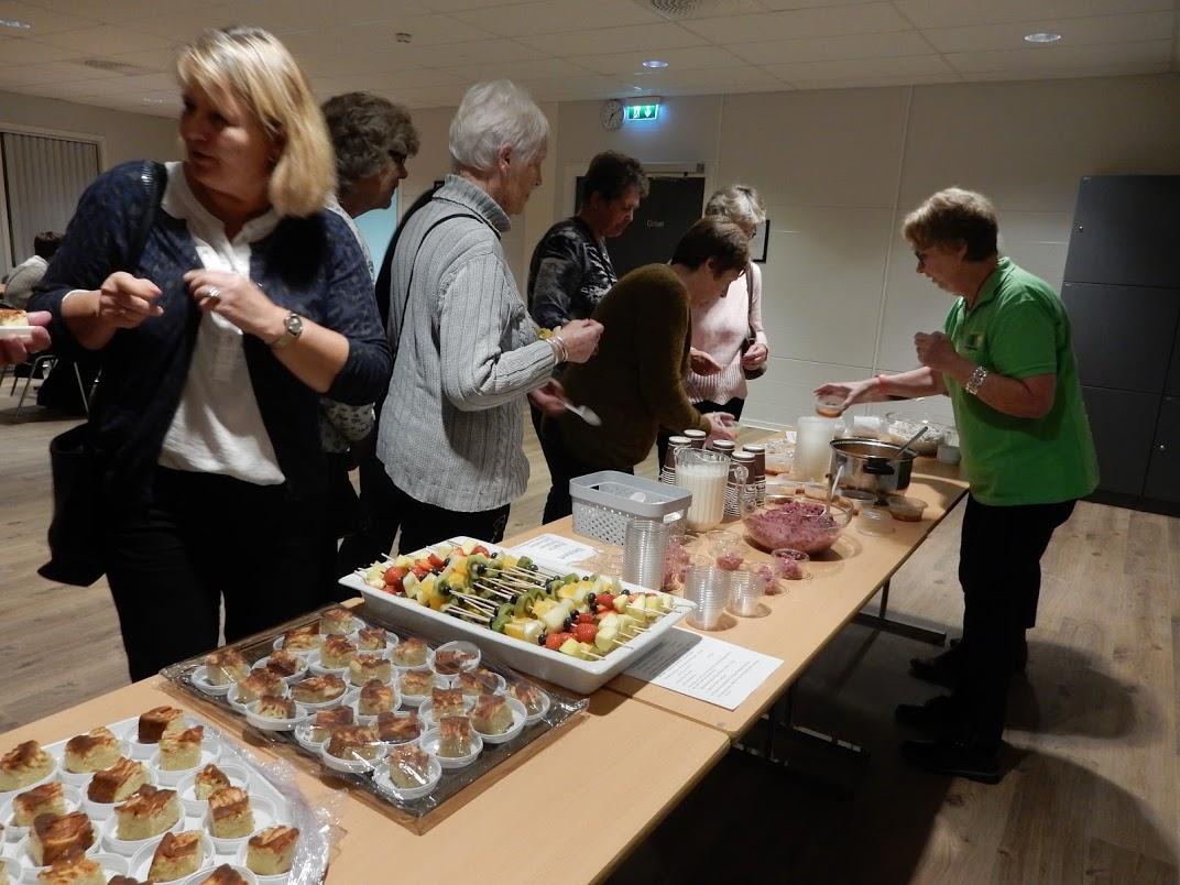 Kaffi og eplekake baka av Nelly, og elles spennande byggrettar.