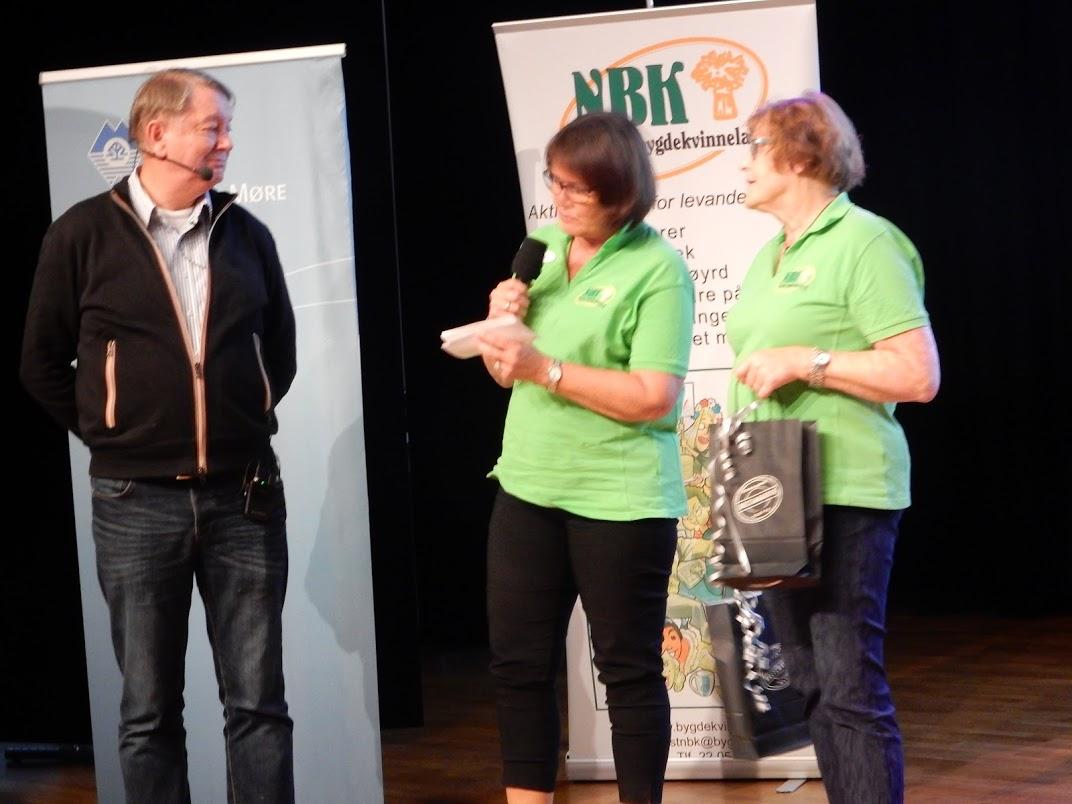 Gjestane fekk også gåver,- Risvik fekk belte frå Oddbjørn Kleppe, G. Brundtland fekk flott skjerf frå Ullåven i Fjørå..