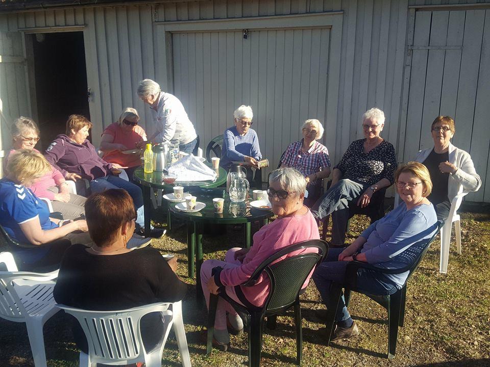 Dugnadsgjengen samlet til kaffe og svele! Vi vet å kose oss mellom slagene!