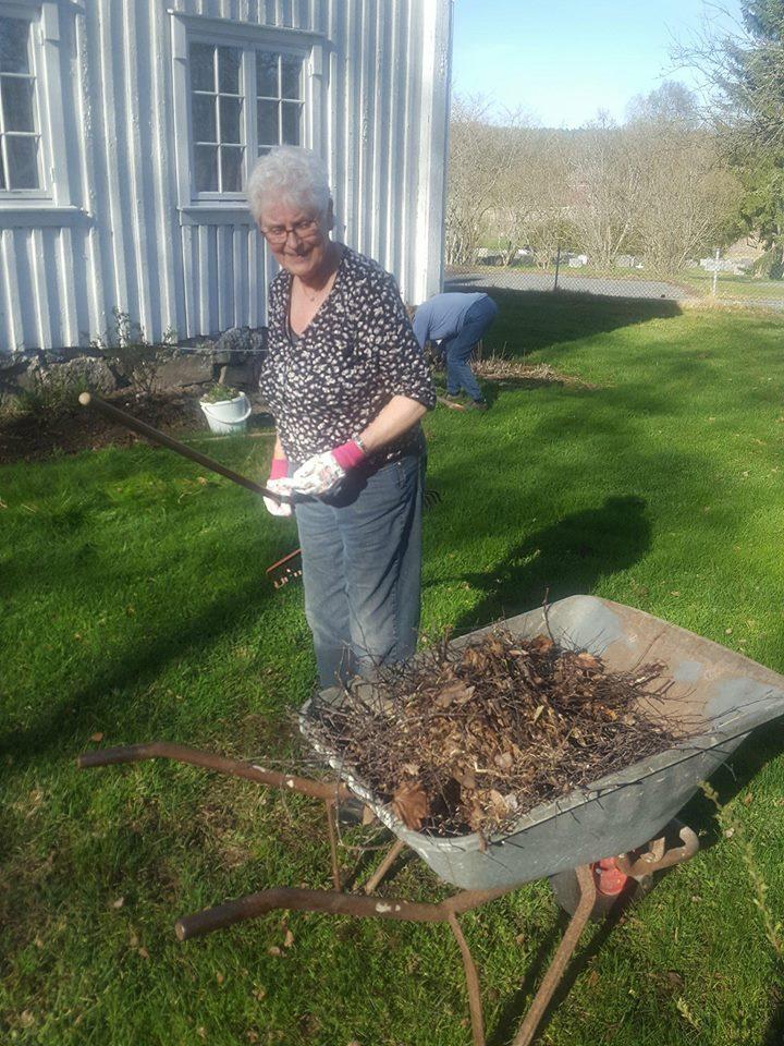 Løv og kvister blir fjernet