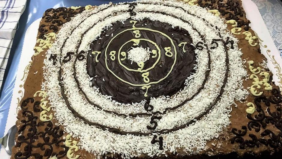 Kaken med skyteskivemotiv var et morsomt innslag i saken. Foto: Eidsbygda Bygdekvinnelag