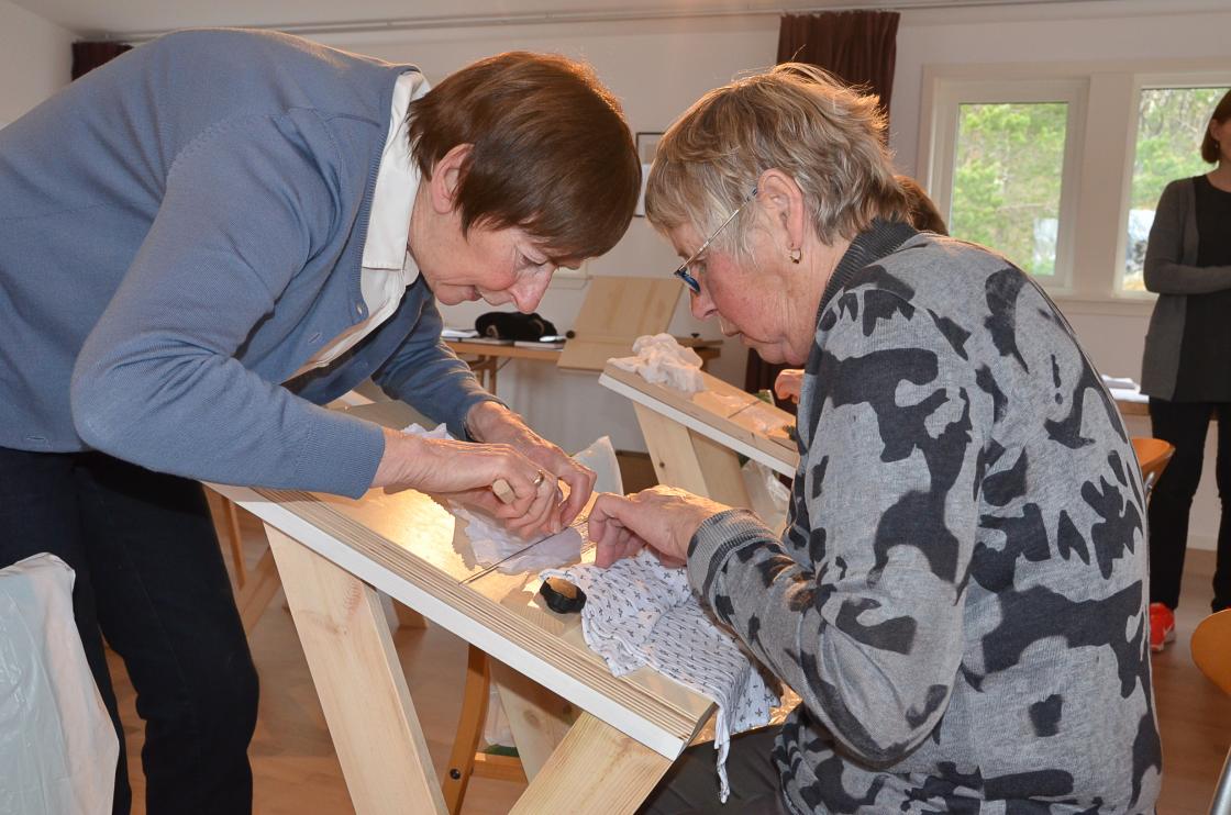 Ellen Karin Bleie får gode råd av Magna Hauso. Foto: Mette Bleken.