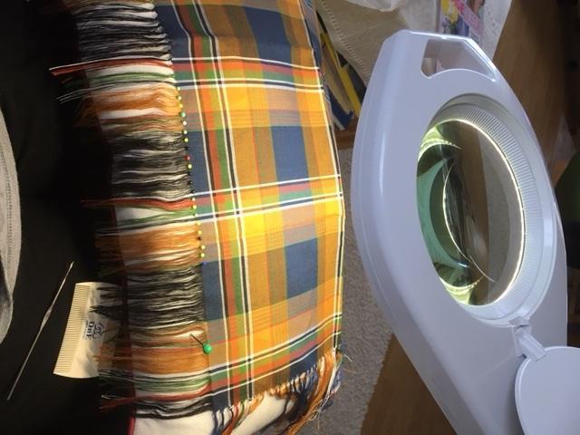 Fauske. Evy Iren Solbakk. Knyting av bunadsjal til barnebarnet som skal konfirmeres i juni.