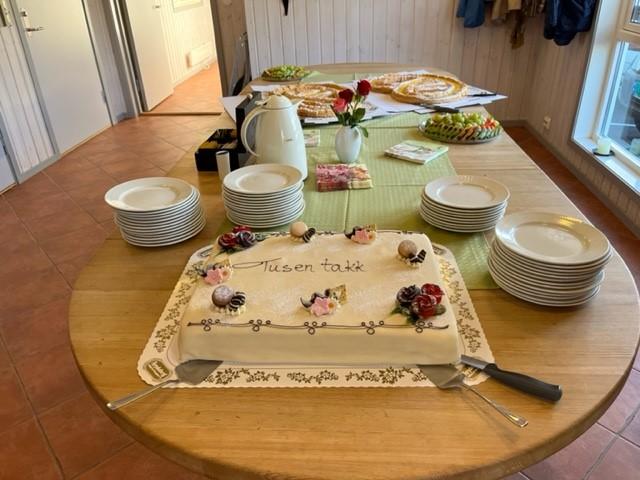 God mat og festkake ble servert