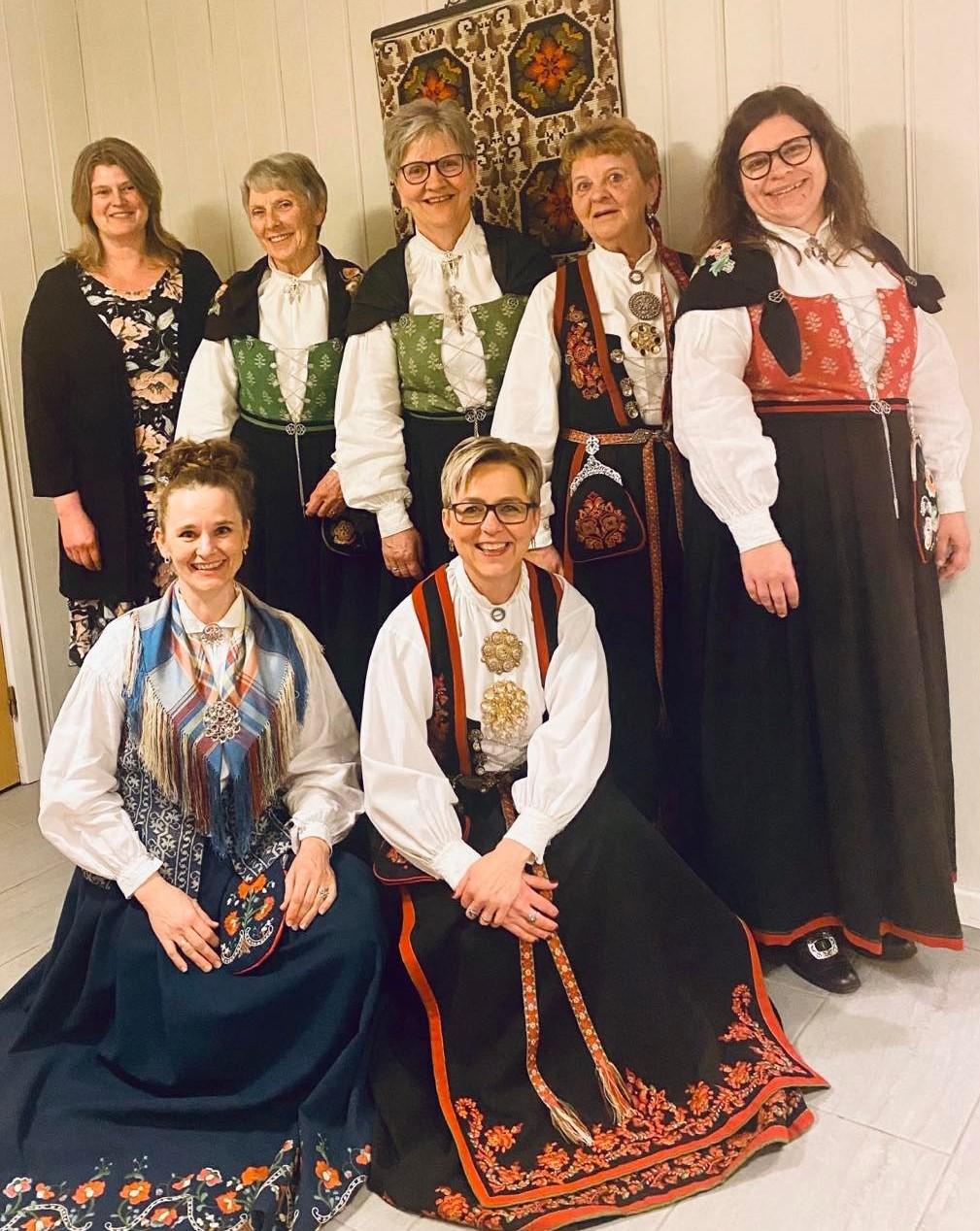 Festkomiteen og ØBK. Bak fra venstre: Kristin Bjerke ØBK, Eva Marie Sandberg, Marit Hoff Lund, Anne Åaulshus, Nadja Stumberg ØBK. Foran fra venstre: A\Marit Hauglid og Grethe Paulshus