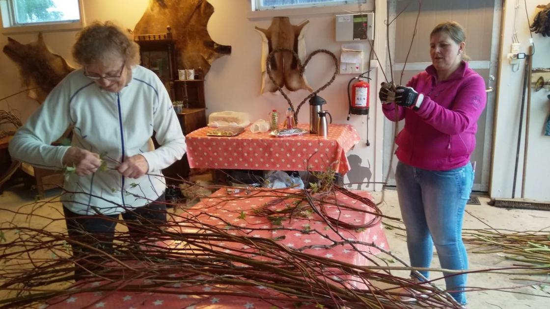 Else og Ane fjerner blader