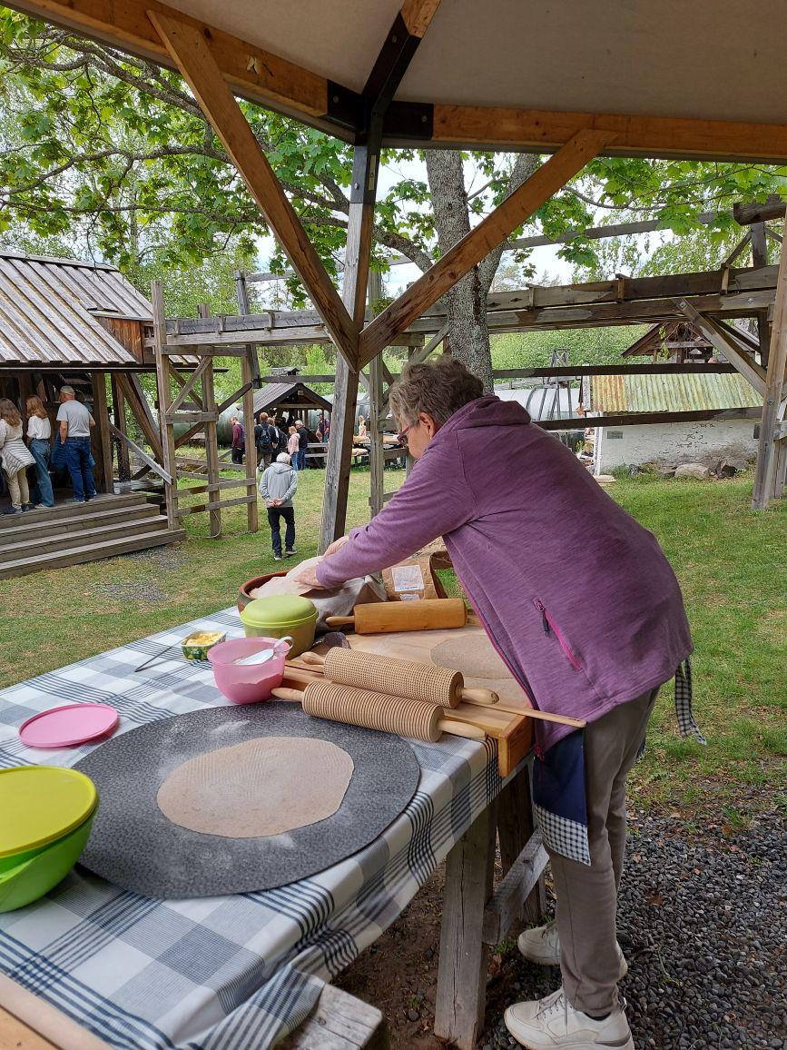 Flatbrødbaking på vedfyrt takke