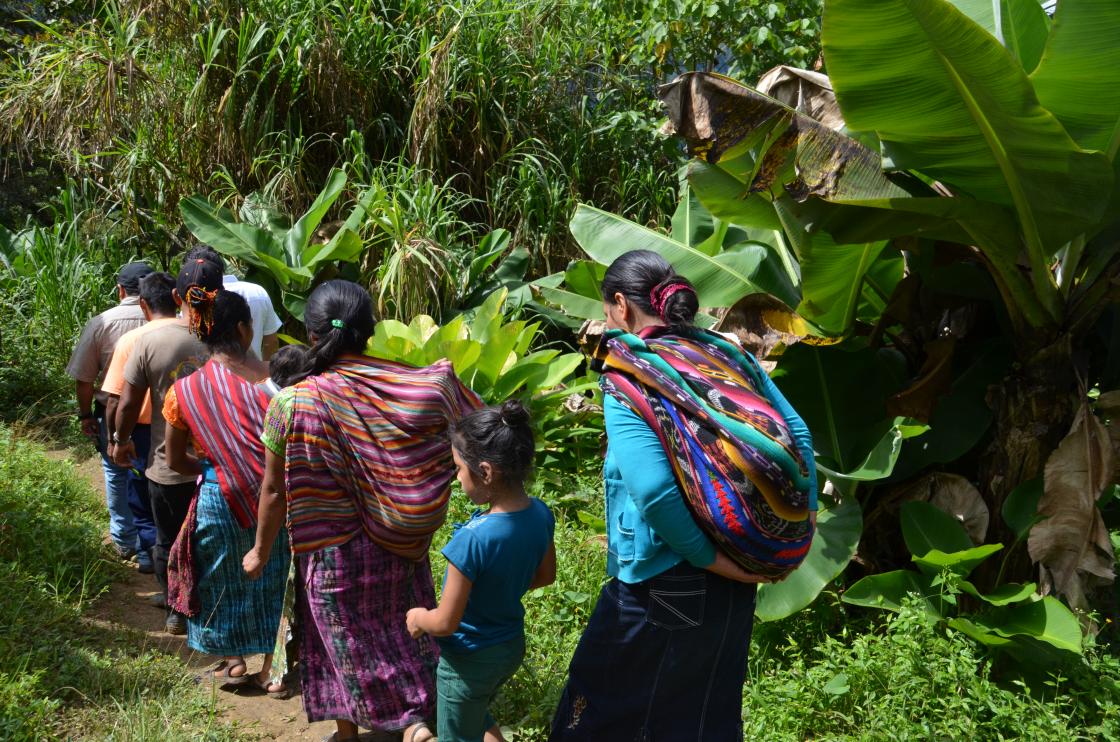 Ulike folkegrupper har egne språk, egne fargerike drakter og tradisjoner. Foto: Utviklingsfondet.