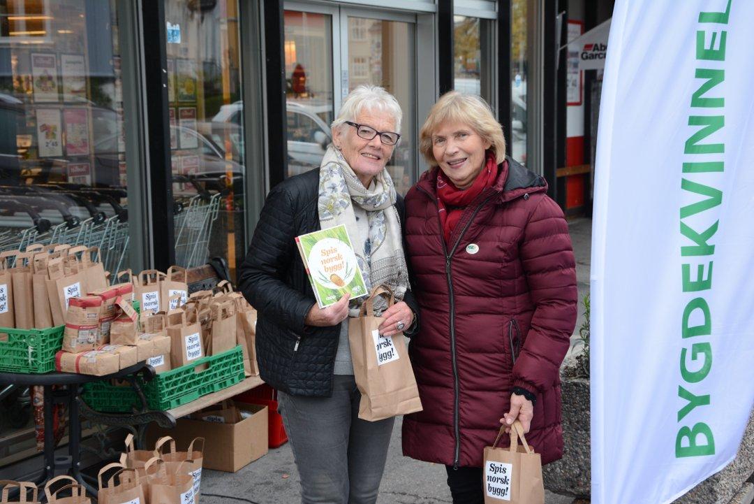 Ellen Klynderud og Sigrun Finsrud Tomter aksjonerer for Frogn bygdekvinnelag. Foto: Birgitte Sofie Henriksen/Akershus Amtstidende