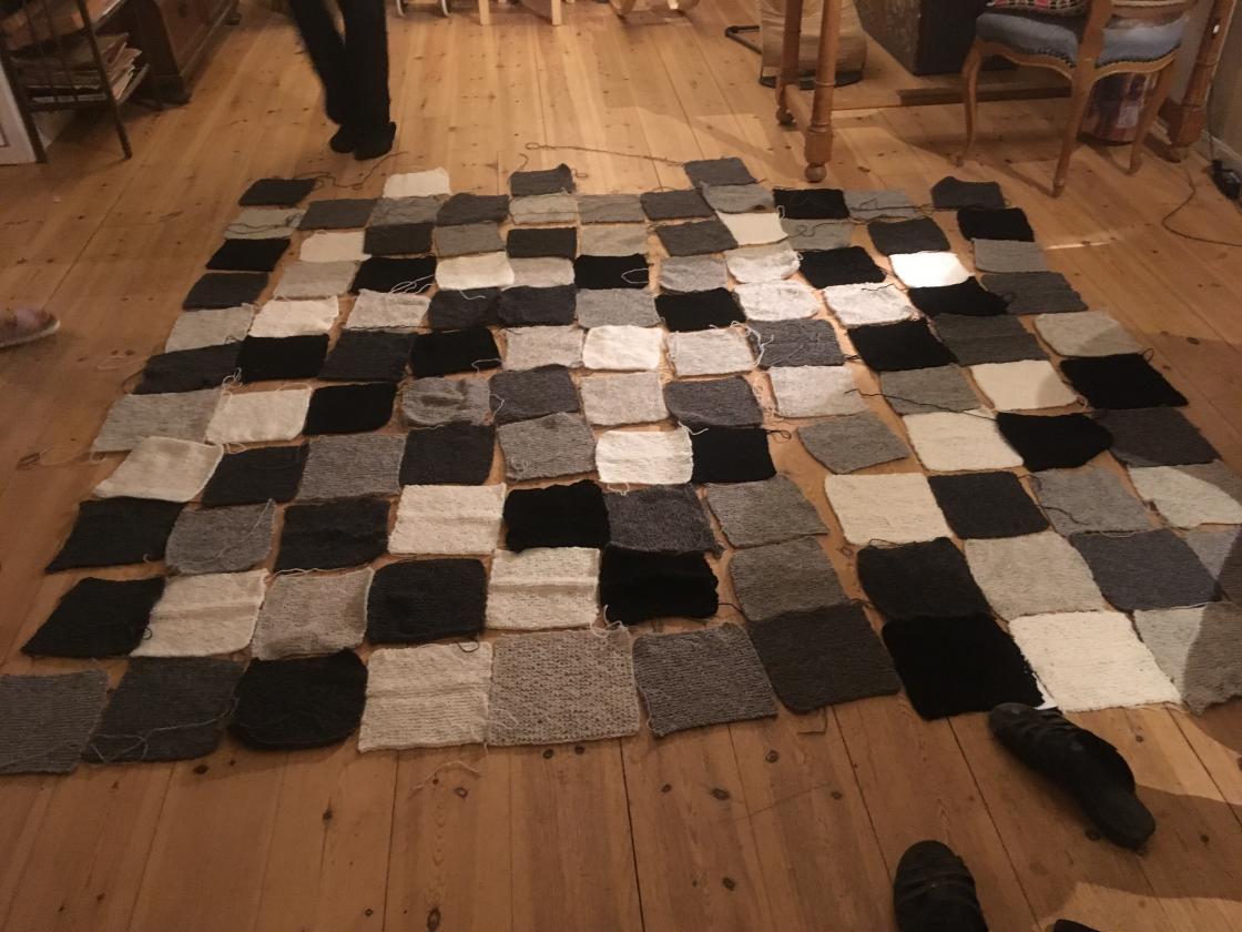 Lappene lages med 30 masker rettstrikk over 60 omganger (30 riller), med pinne nr. 6. Foto: Hof Bygdekvinnelag.