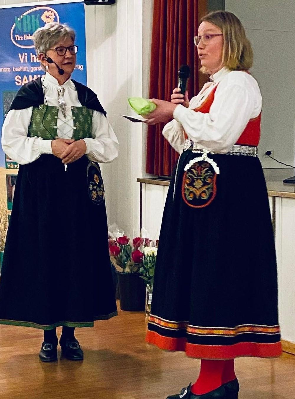Marit Green Tamczuk overrekker en vakker håndlaget lysestake i gave fra NBK til leder Marit Hoff Lund