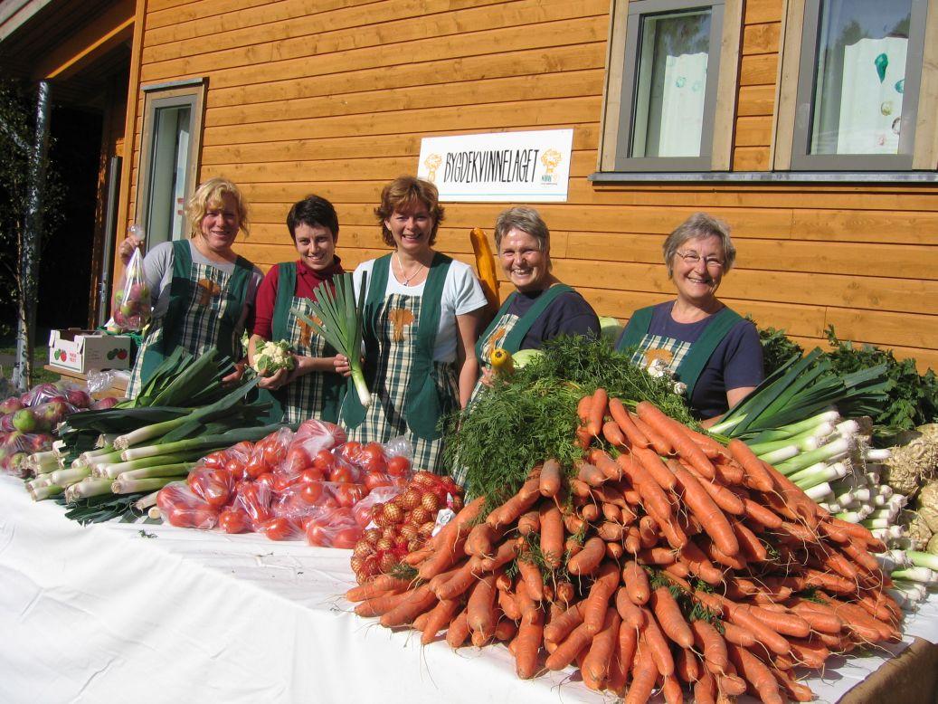 Og et fargerikt grønnsaktorg med blide ekspedistriser: Trine Steen, Laila Sagerøy, Marit Foss Hegle, Mary-Ann Aasen og Mimi Vooren
