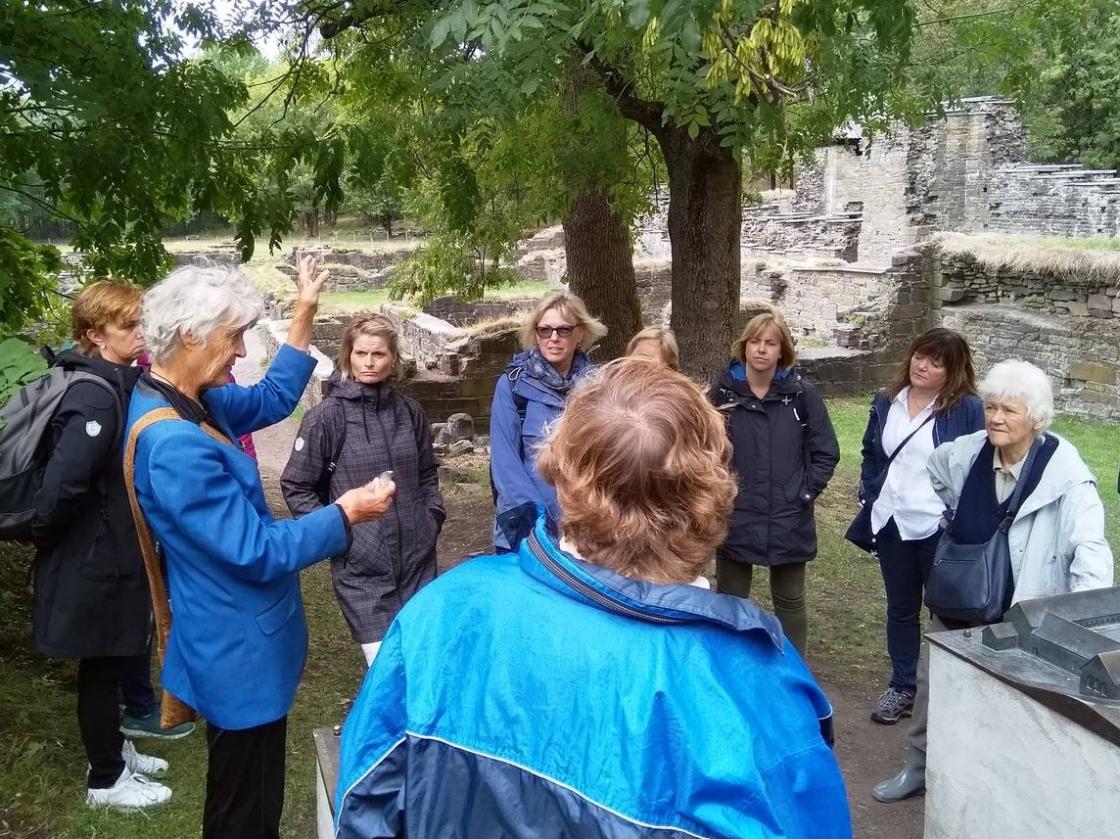 Ved modellen av klosteret