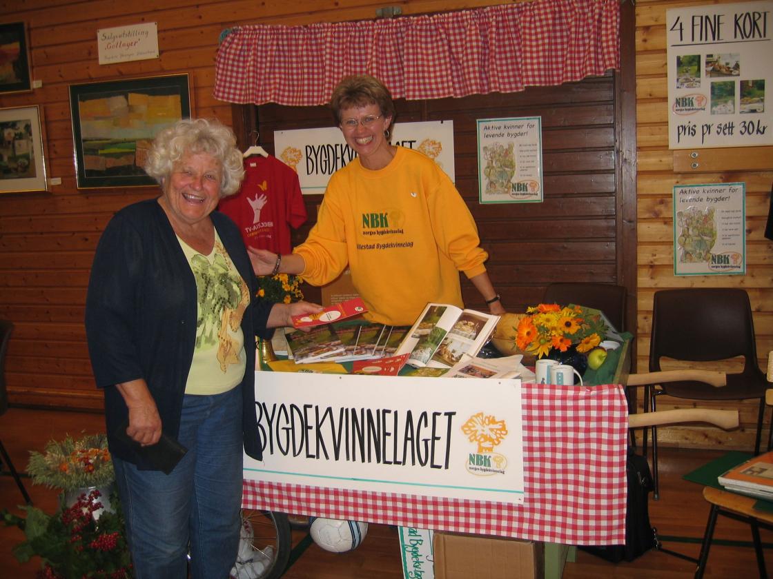 Hanna-Marie Hillestad og Kathrine ved Hillestad bygdekvinnelags stand