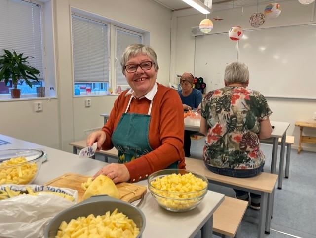 Heddal Bygdekvinnelag lagde spa, suppe, til alle elevene ved Heddal barneskole. Bygdekvinnene kokte grønnsaker i lag. Noen hadde kokt grønnsaker hjemme. Alle var enige om at det hadde vært en trivelig kveld. Foto: Rektor Veslemøy Eliassen.