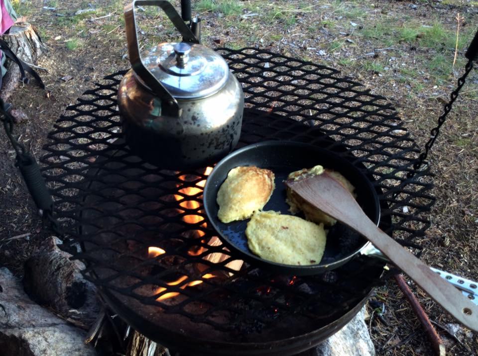 Kaffe i kjelen og lappar i panna.