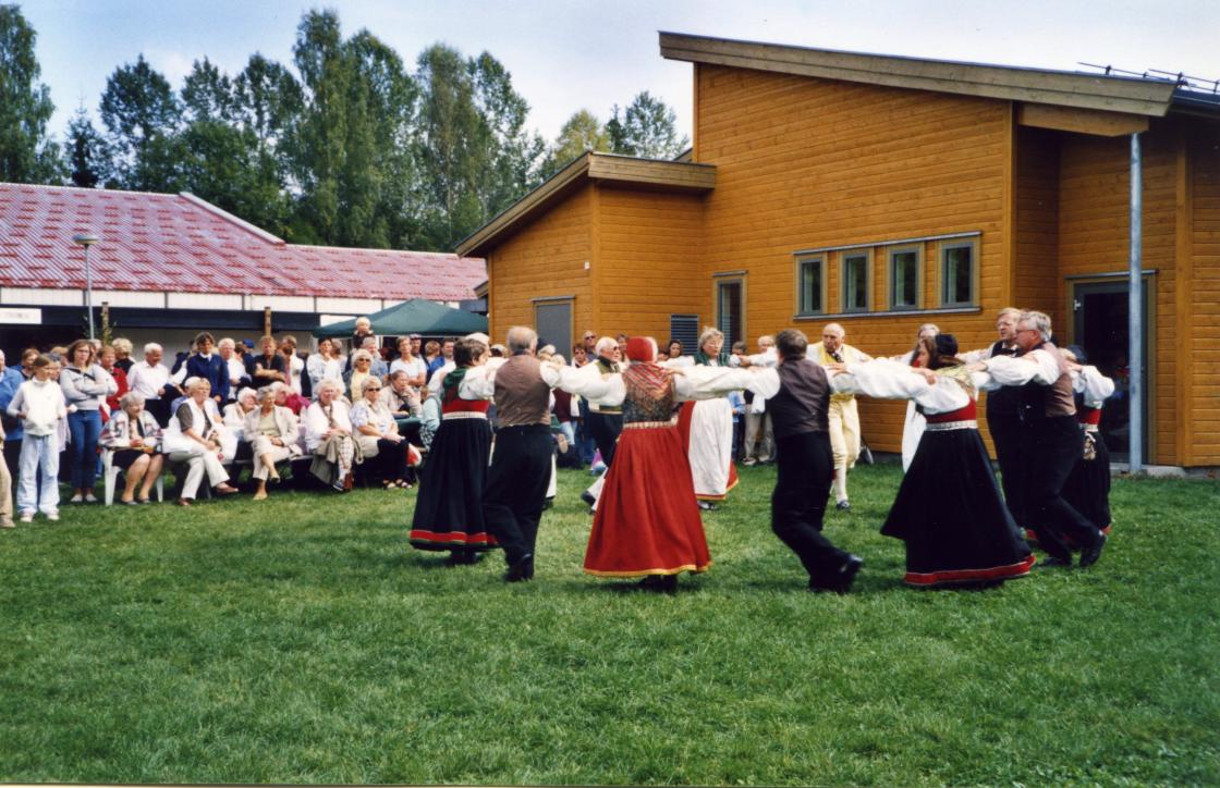 Leikarringen underholdt med folkedans i det fine været
