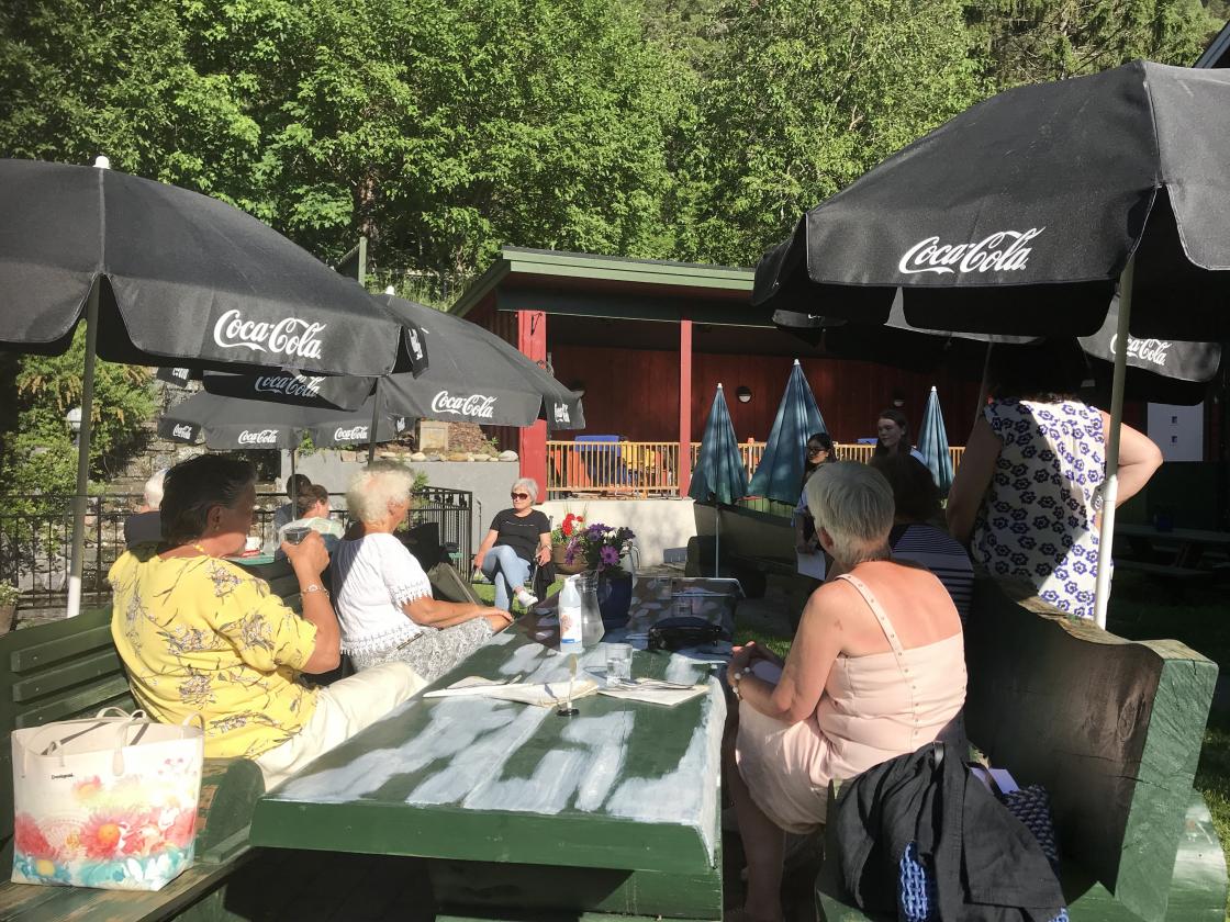 Vi lyttar til nydeleg sang av Lilly og Ylva.