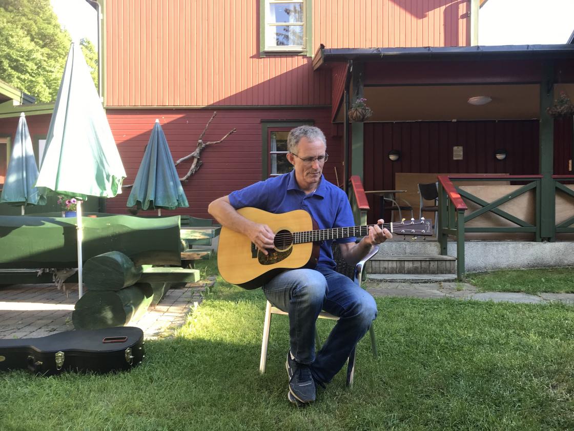 Overraskelsen! - Alfred Nilsen som song eigne viser.  Veldig bra!