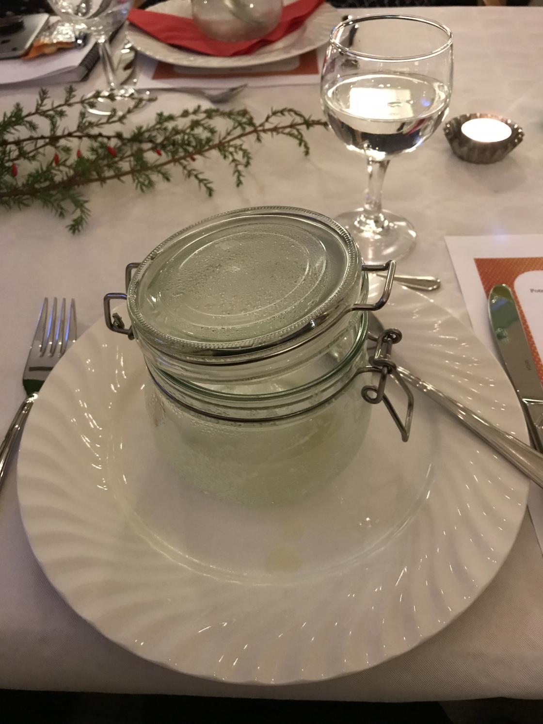 Vi fikk servert en delig 3 retters meny bestående av purre og potetløksuppe, hønsefrikas, og byggkrem med bringebær, nærmest alle ingredisenser fra lokalmiljøet.