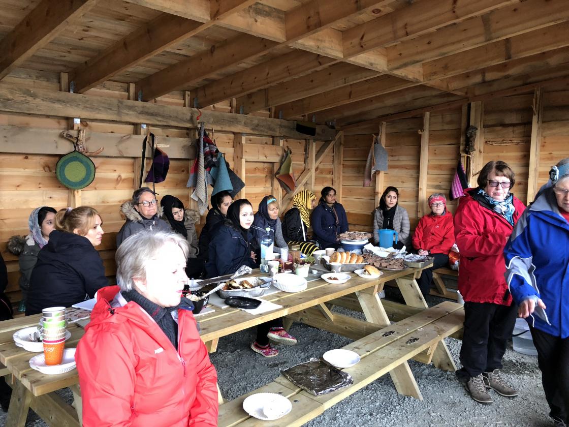 Menyen var Fiskeburger med coleslow, og sjokoladekake og kaffe