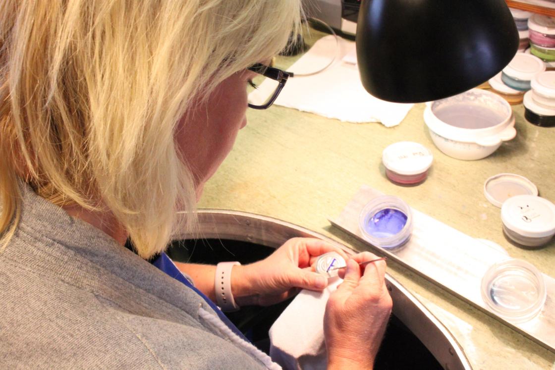 Emaljering av logoen til fotballforbundet. Foto: Helle Cecilie Berger.