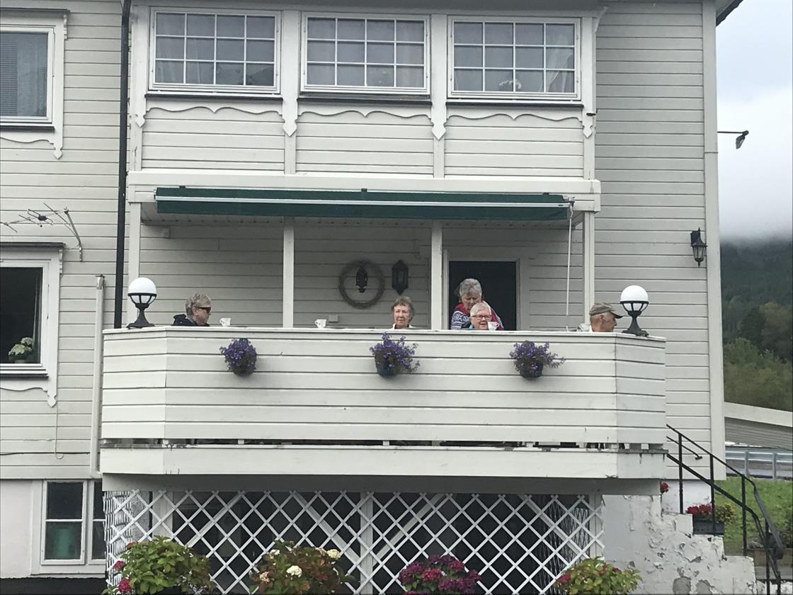 Gunnvor inviterte noen heldige til å overvære seansen fra verandaen