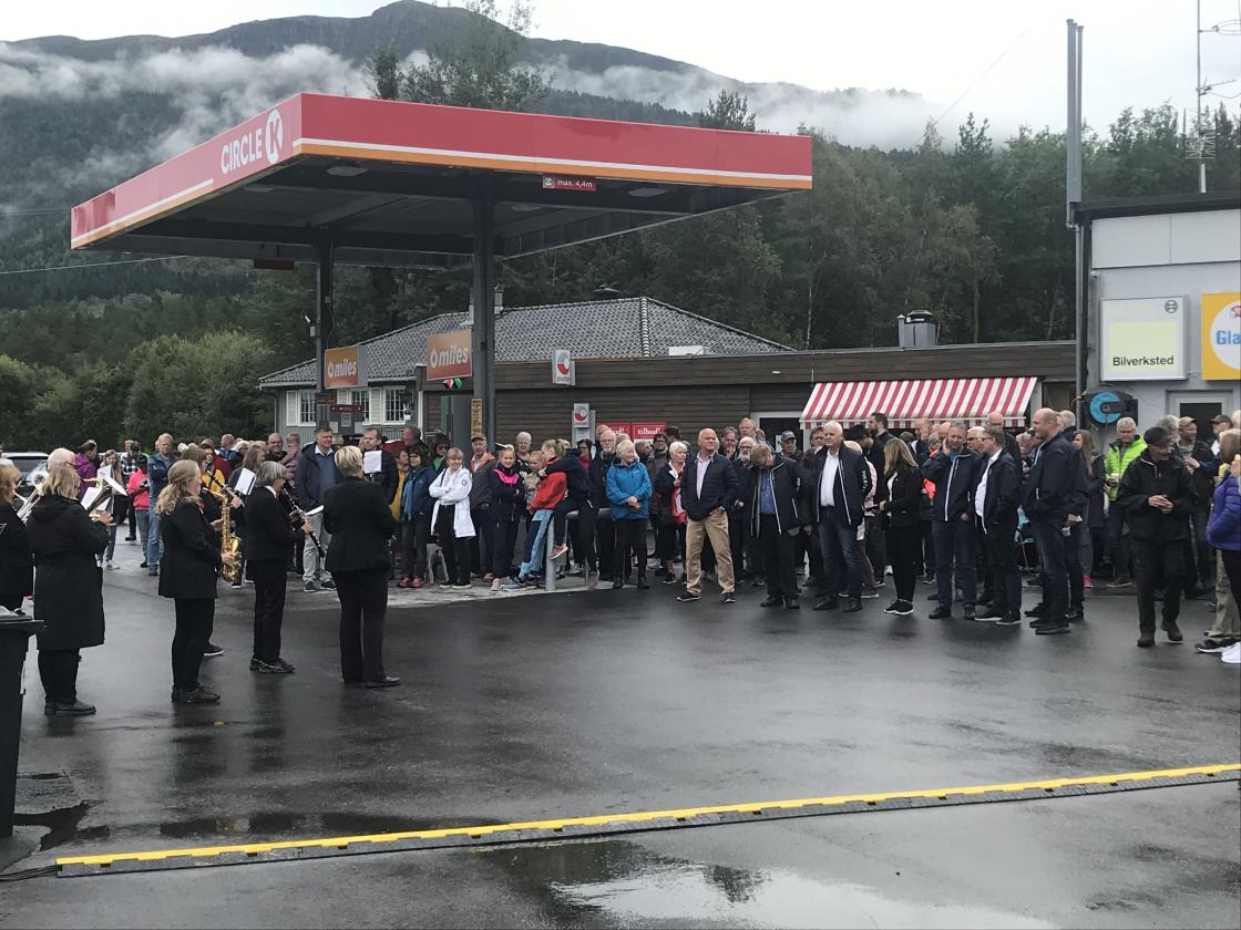 Masse folk ville feire åpningen