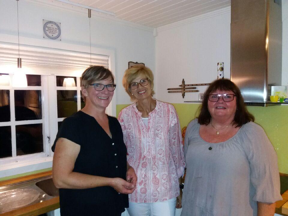 Vertinner Erna og Agnes med nabo Brit i midten