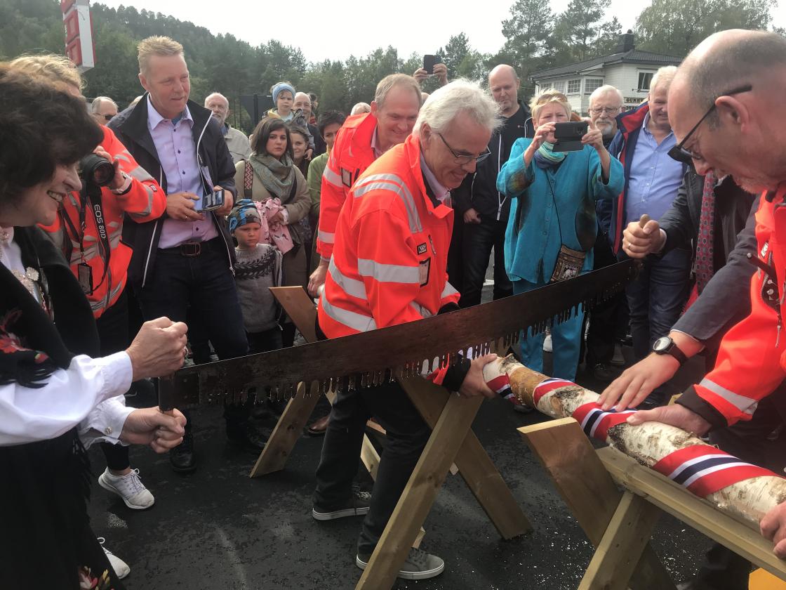 Ordfører og minister samt prosjektleder Innerdal og byggeleder Anundsen