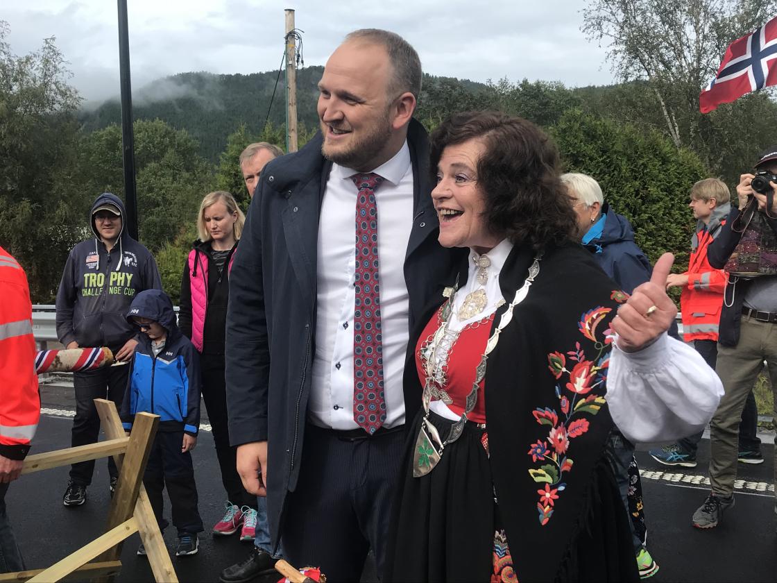 Minister og ordfører etter vel utført jobb med å &amp;quot;sage vegen åpen&amp;quot;