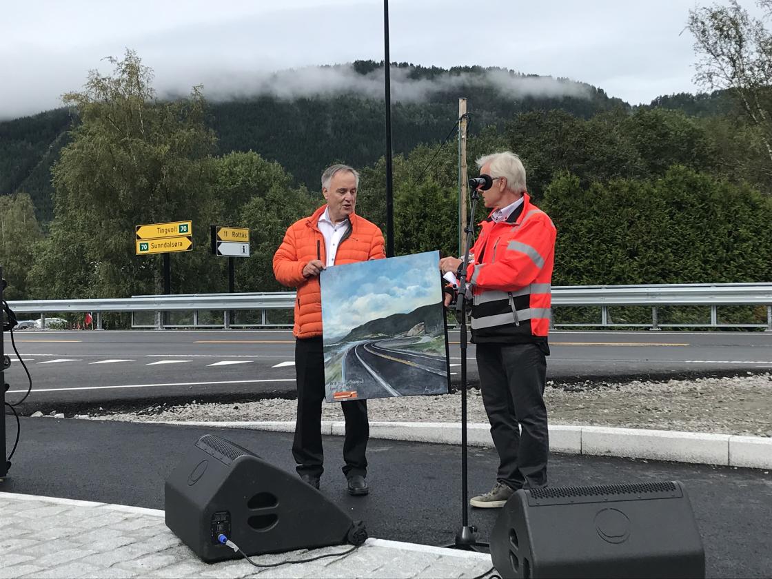 Johs J. Syltern overrakte et maleri som takk for samarbeidet med vegvesenet