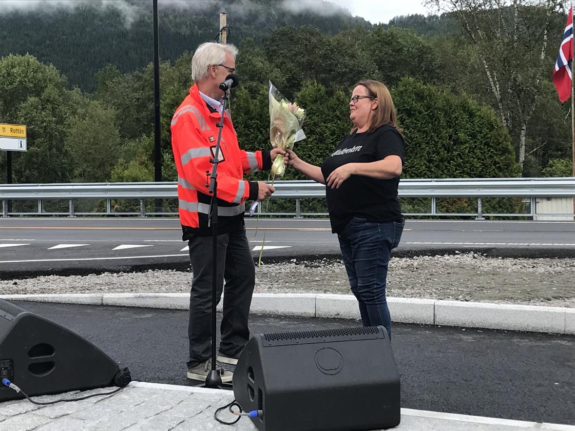 Jeanne på Matkroken fikk overrakt blomster av Innerdal