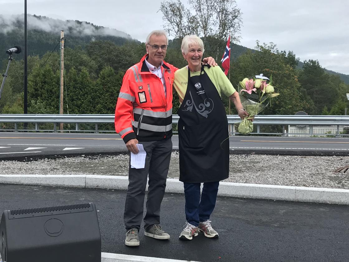 Prosjektleder Innerdal overrakte blomster til MBK ved Ingunn Talgø