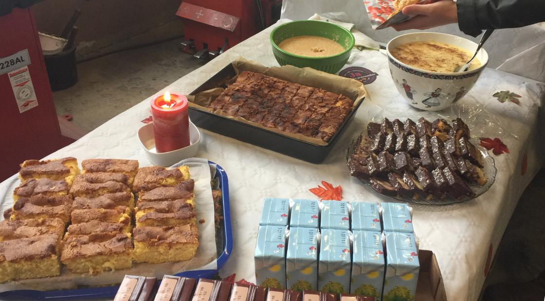 Kaker fra bygdkvinnelaget og drikke fra Matkroken