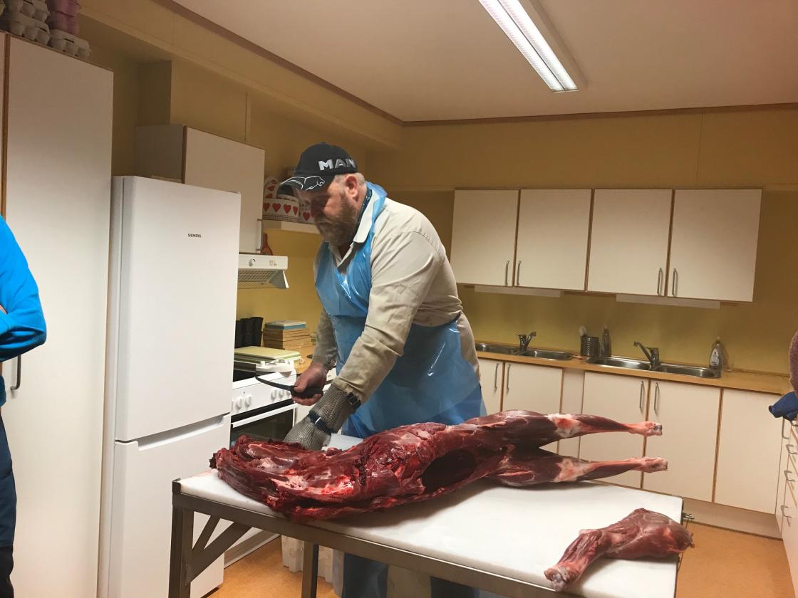 Kursholder og slakter Rune Kjelstad