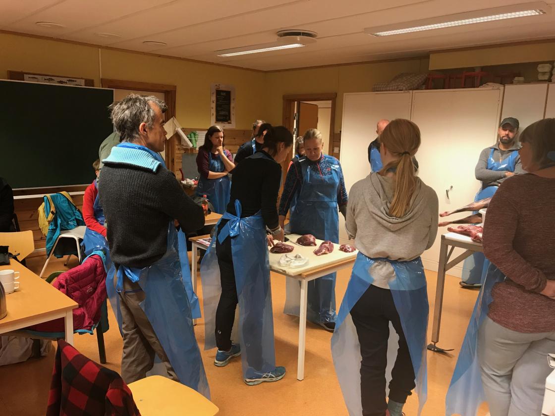 Deltakerne prøver selv