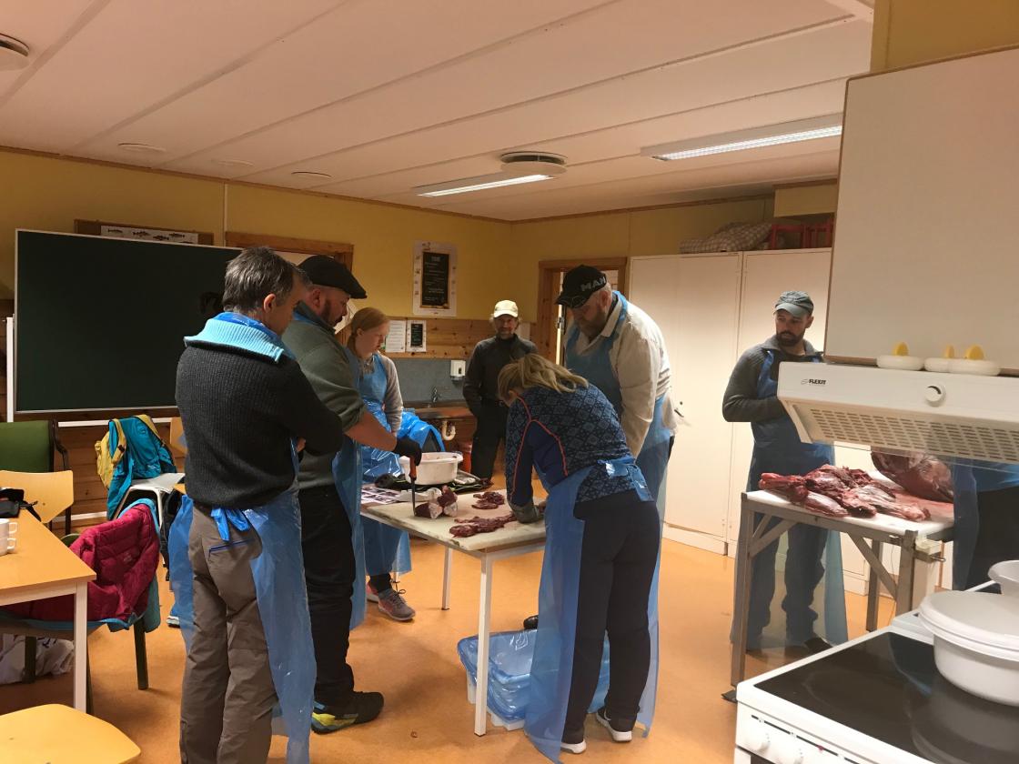 Deltakerne prøver selv